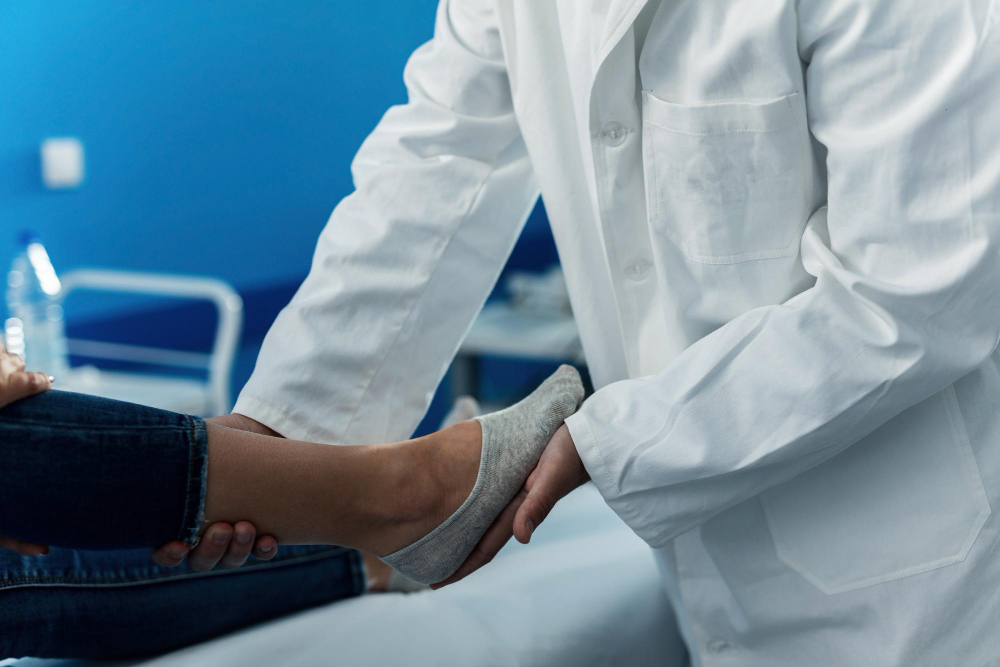 Hammer toe being looked at by a foot doctor